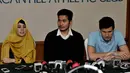 Risty Tagor dan Stuart Collin saat menggelar konferensi pers di kawasan Sudirman, Jakarta, Rabu (8/4/2015). Keduanya memberi klarifikasi mengenai pertunangan mereka yang berlangsung beberapa waktu hari lalu. (Liputan6.com/Faisal R Syam) 