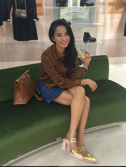 'Jawaban atas kemalasan akhir-akhir ini #latepost #literallylite #goodlate,' tulis bintang film Turis Romantis ini sebagai keterangan foto yang diunggahnya, Minggu (18/10/2015) malam. (Via Instagram/@kiranalarasati)