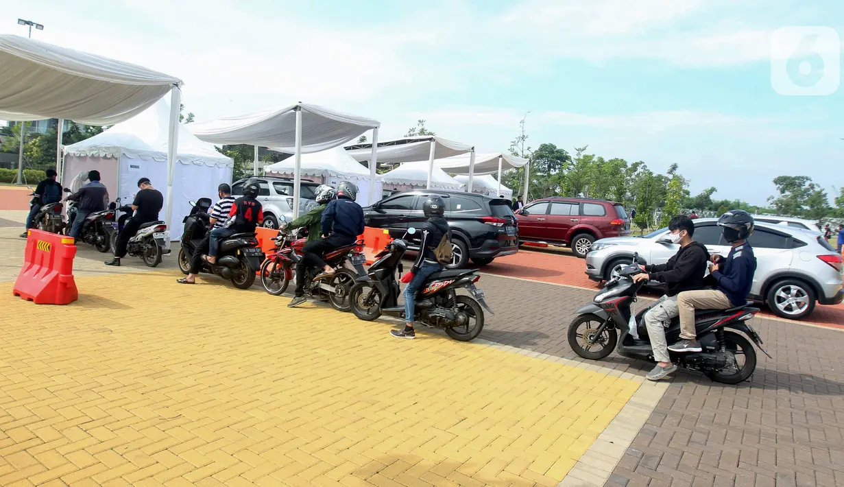 Antrean pengendara motor dan mobil ketika rapid test Covid-19 gratis di danau Asya Jakarta Garden City, Jakarta Timur, Kamis (28/5/2020). Rapid test yang digelar selama dua hari dilakukan dengan mengambil sampel darah untuk mendeteksi Imunoglobulin G dan Imunoglobulin M. (Liputan6.com/Fery Pradolo)
