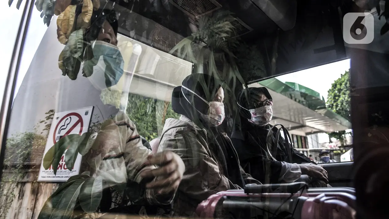 FOTO: Bus Sekolah Evakuasi Pasien COVID-19 ke Wisma Atlet