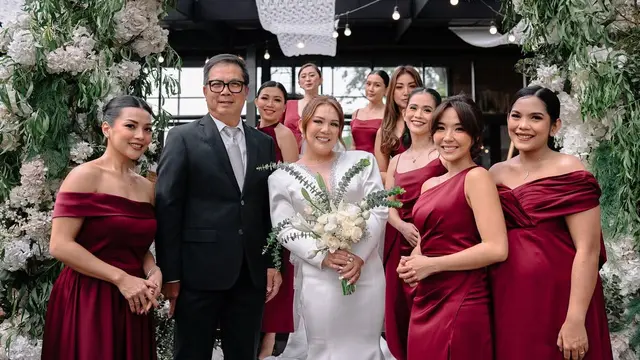 Penampillan Gisella Anastasia saat jadi bridesmaids pakai dress maroon. [@gisel_la]