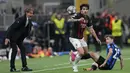 <p>Inter masih kesulitan untuk membuat peluang emas dari awal laga dan membuat Milan dengan mudah menguasai bola. Selepas 30 menit laga berjalan, Inter mulai bisa lepas dari tekanan Milan. (AP Photo/Antonio Calanni)</p>