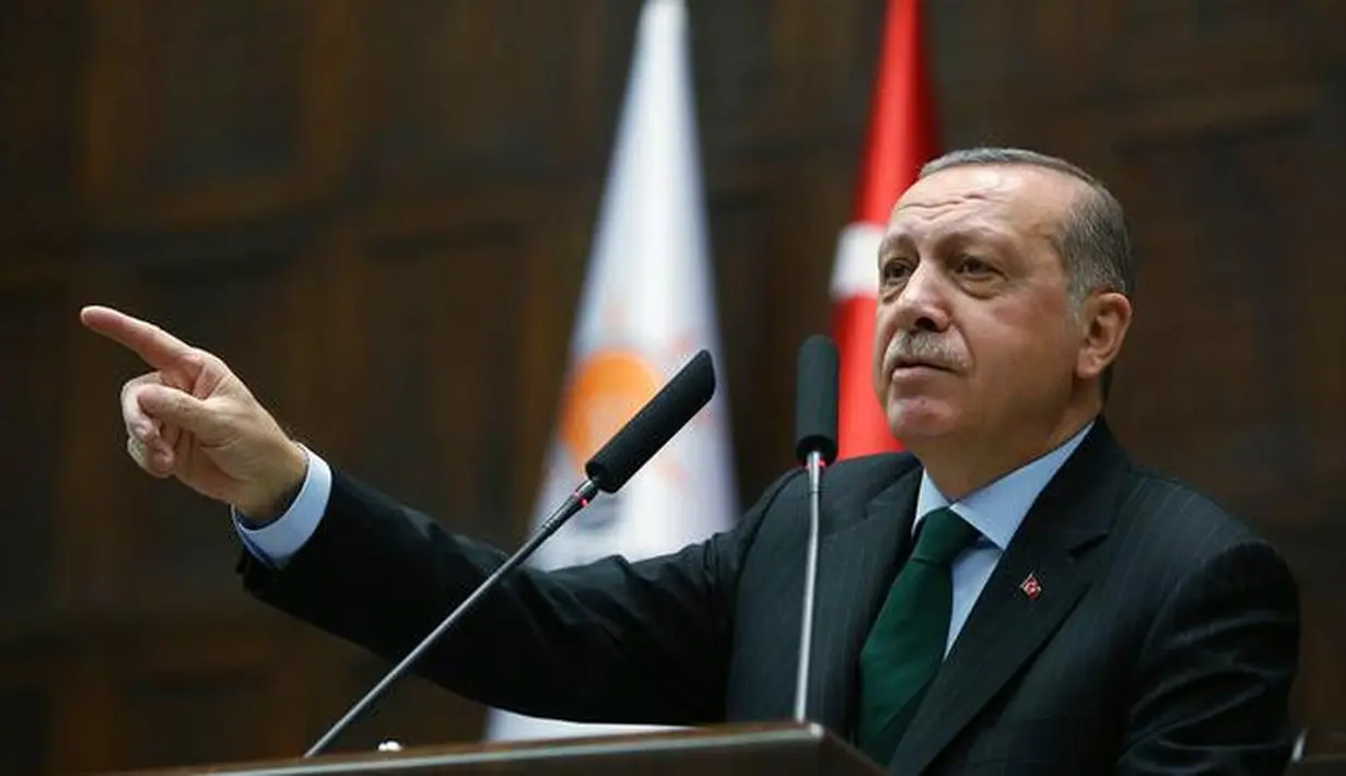 Presiden Turki Recep Tayyip Erdogan memberi keterangan saat menggelar pertemuan di Ankara, Turki (5/12). Karena kebijakan Trump soal Yerusalem, Erdogan akan memutus semua hubungan diplomatik dengan Israel. (Yasin Bulbul / Pool via AP)