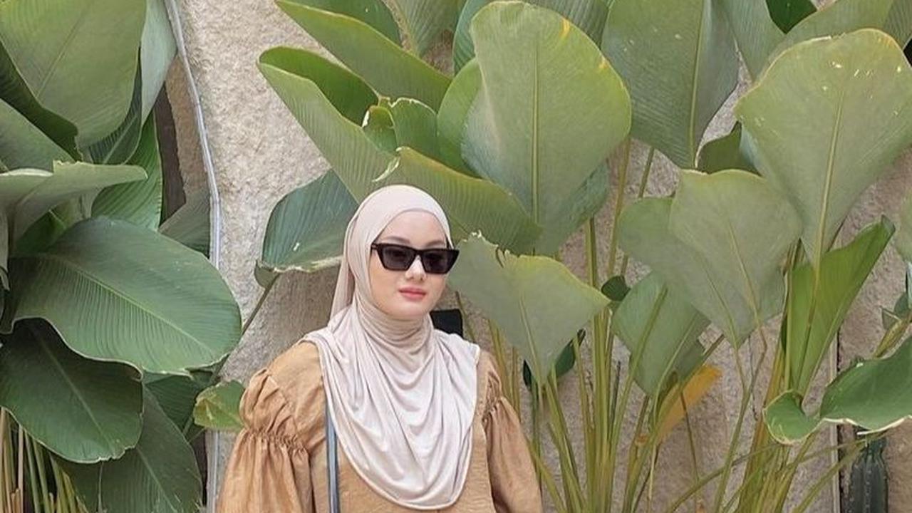 1. Dinda Hauw