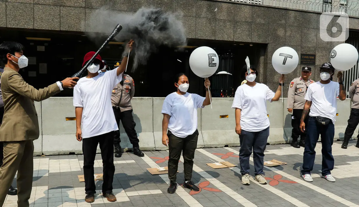 Dalam aksi tersebut dilakukan juga penyerahan dokumen untuk menyampaikan kepada pemerintah Jepang terkait masukan masyarakat sipil di Indonesia terhadap dokumen Rencana Investasi dan Kebijakan Komprehensif (CIPP) Just Energy Transition Partnership (JETP). (Liputan6.com/Herman Zakharia)