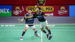 Pebulu tangkis ganda putra Indonesia, Bagas Maulana/Muhammad Shohibul Fikri berusaha mengembalikan kok ke arah pasangan Denmark, Kim Astrup/Anders Skaarup Rasmussen pada babak perempat final Indonesia Open 2024 di Istora Senayan, Jakarta, Jumat (07/06/2024). (Bola.com/Bagaskara Lazuardi)