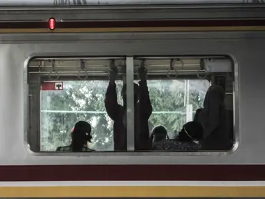 Aktivitas warga menggunakan jasa kereta Commuter Line di Stasiun Jatinegara, Jakarta, Senin (19/10/2020). Mulai hari ini PT KCI memberlakukan jam operasional KRL kembali normal seperti sebelum pandemi Covid-19, yakni mulai pukul 04.00-24.00 WIB. (merdeka.com/Iqbal S. Nugroho)