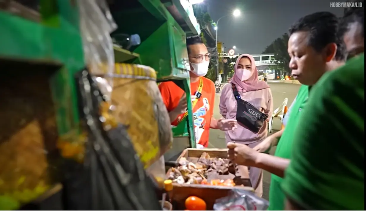 <p>Mama Rieta makan di pinggir Jalan. (Youtube/Hobby Makan)</p>