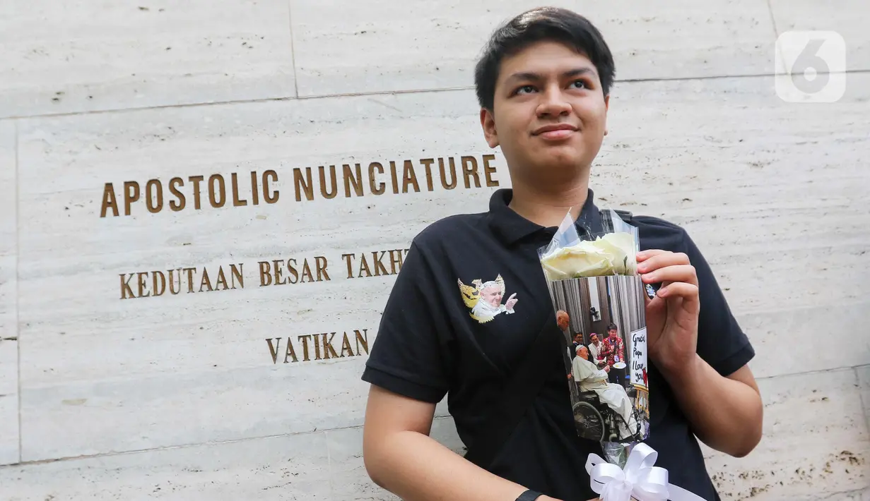 Warga, khususnya umat Katolik, ingin menyampaikan doa dan ucapan duka atas wafatnya Paus Fransiskus kepada perwakilan Kedutaan Besar Vatikan di Jakarta. (Liputan6.com/Herman Zakharia)