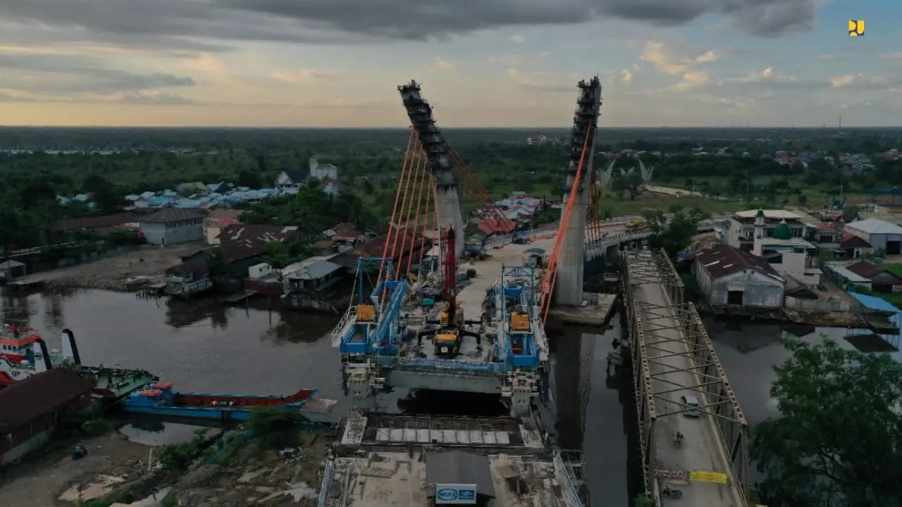 Pembangunan Jembatan Sei Alalak sepanjang 850 meter di Banjarmasin, Kalimantan Selatan (Kalsel). Dok PUPR