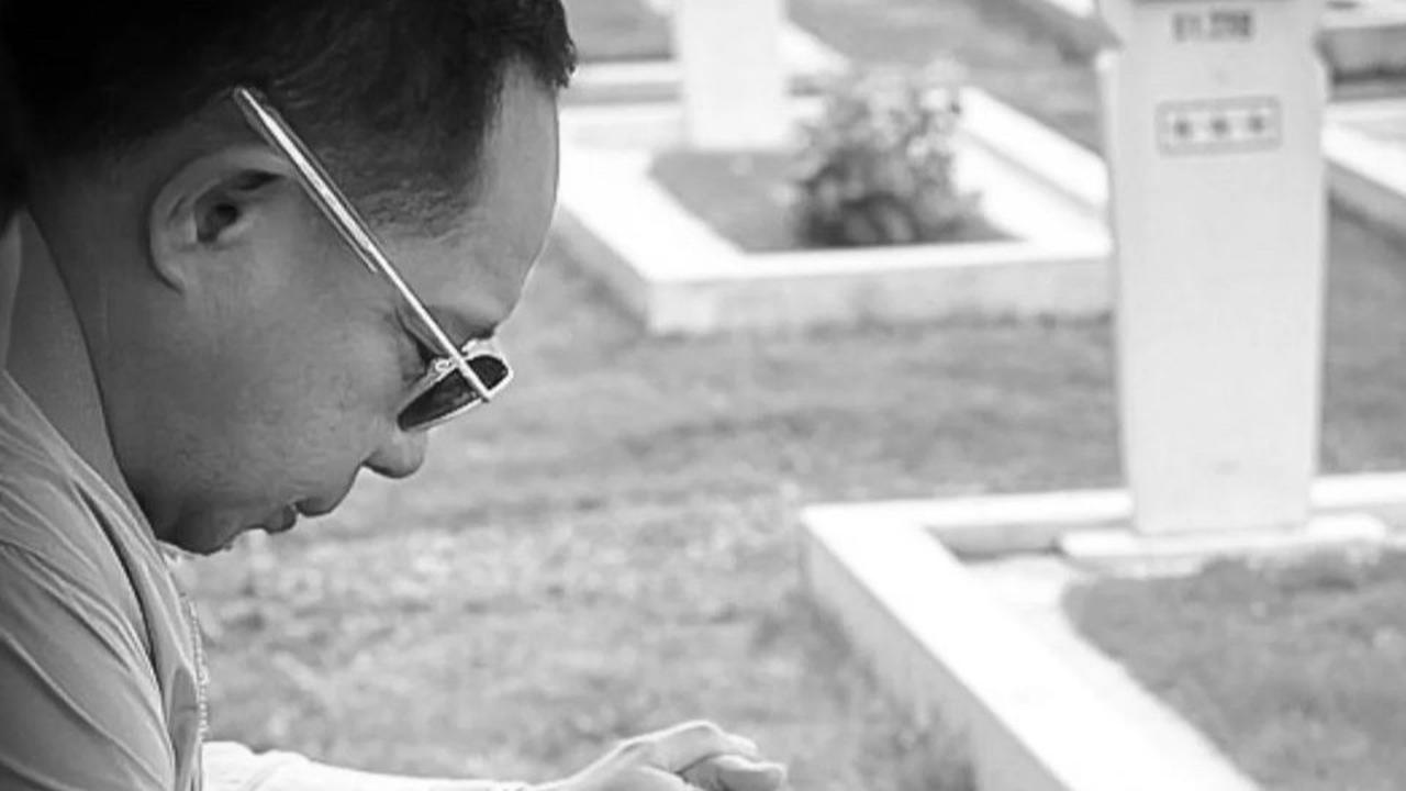 Panglima TNI Khusyuk Doa di Makam Sang Ayah, Ungkap Hal Penting Dalam Hidupnya