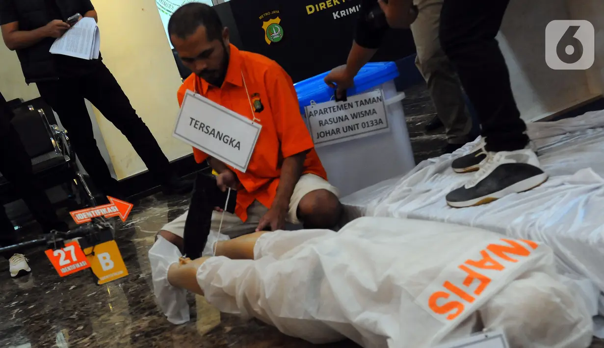 Tersangka Mel alias Ecky (43) melakukan salah satu adegan dalam rekonstruksi pembunuhan dan mutilasi Angela Hindriati (54) di Direktorat Reserse Kriminal Umum Polda Metro Jaya, Jakarta, Rabu  (1/3/2023). Ecky menjalani 60 adegan rekonstruksi dalam rangkaian peristiwa pembunuhan dan mutilasi untuk pengambilalihan kepemilikan Apartemen Taman Rasuna milik Angela Hindriati. (merdeka.com/Imam Buhori)