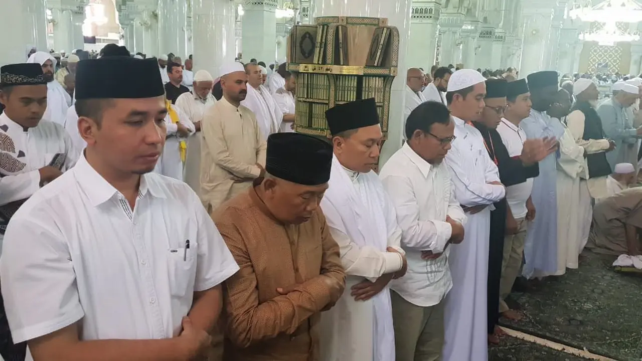 Zulkifli Hasan Doakan korban teror bom Riau dan Surabaya saat menunaikan ibadah umrah. (Istimewa)