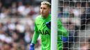 Pierluigi Gollini merupakan rekrutan baru Tottenham Hotspur dari klub Liga Italia, Atlanta. Dirinya belum mampu menggeser kiper utama Spurs, Hugo Lloris walapun persentase penyelamatan Gollini lebih besar, yaitu 63,9 persen. (AFP/Glyn Kirk)