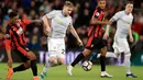 Bek Manchester United, Luke Shaw membawa bola (kedua kiri) dari kejaran pemain Bournemouth, Jordon Ibe pada pertandingan Liga Inggris di Stadion Vitality, (18/4). MU menang 2-0 atas Bournemouth. (AP Photo/Adam Davy)