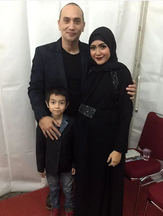 "Selamat atas kelahiran putri tercintanya bang @gary_iskak smga jd anak sholeha dan berbakti kpd kdua orang tua..aamiin," tulis indahsinsin. dan masih banyak lagi komentar serupa. (dok. Intagram/gary_iskak)