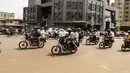 Diperkirakan 350.000 boda-boda beroperasi di Kampala, dikemudikan oleh para pria yang datang dari berbagai penjuru Uganda dan mengatakan bahwa tidak ada pekerjaan lain bagi mereka. (AP Photo/Hajarah Nalwadda)