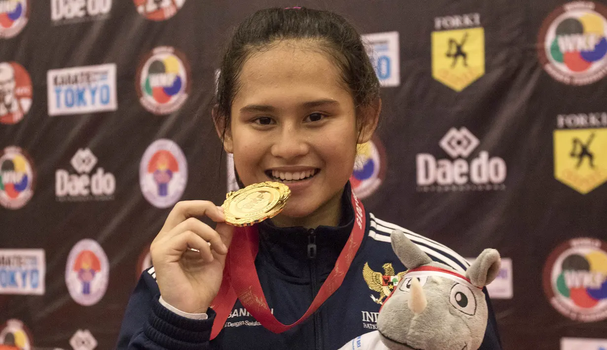 Karateka cantik asal Indonesia, Ceyco Georgia Zefanya berhasil menjadi juara dunia nomor Junior Kumite 59+ kg pada Kejuaraan Dunia Karate Junior, Cadet dan U-21 di ICE BSD, Tangerang, Jumat (13/11/2015). (Bola.com/Vitalis Yogi Trisna) 