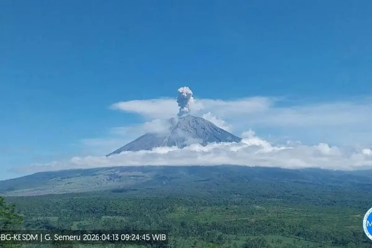 Gunung Semeru erupsi