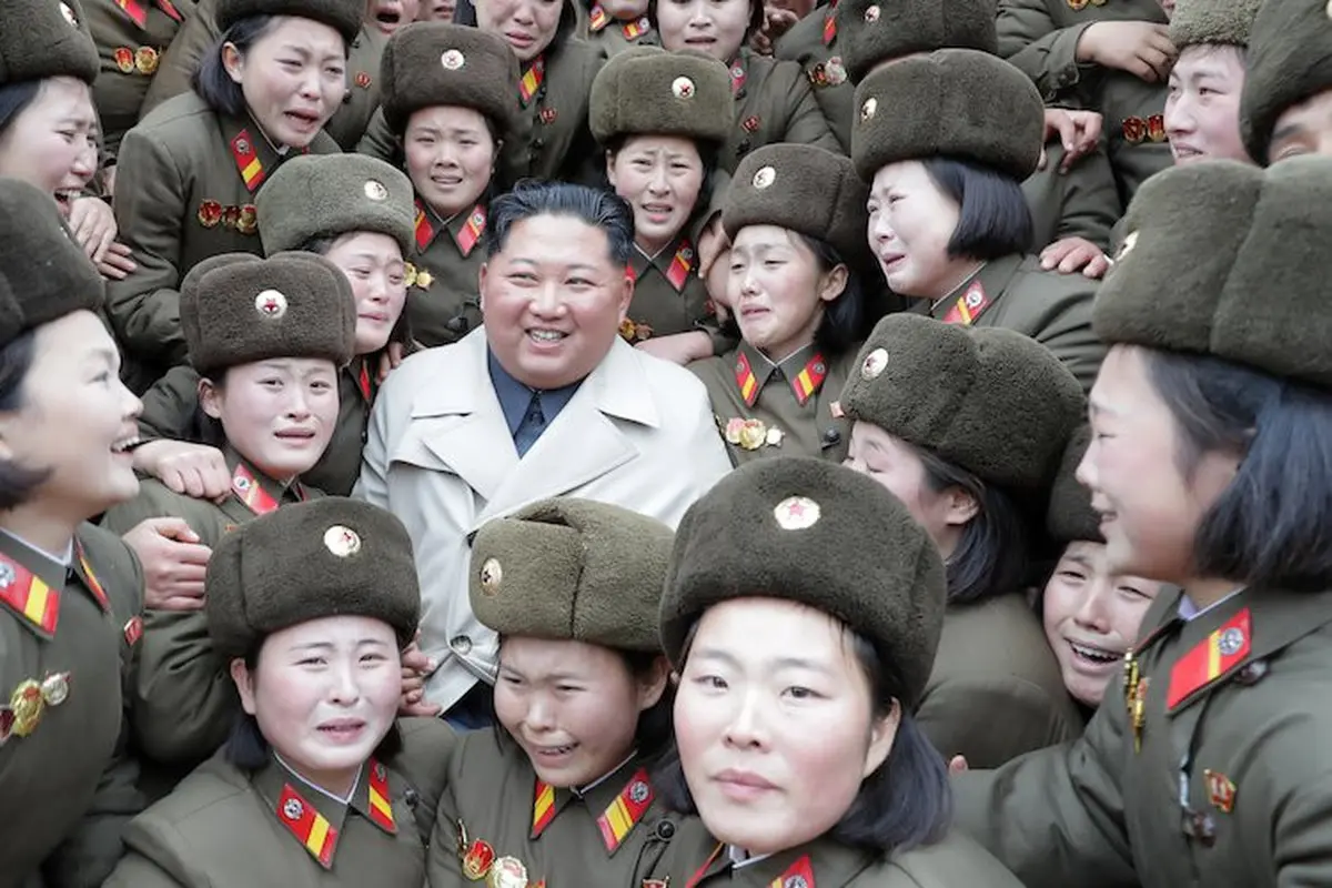 Kim Jong Un bertemu tentara wanita di garis depan Korea Utara.