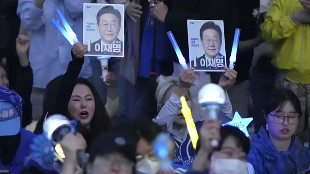 Para pendukung calon presiden dari Partai Demokrat Korea Selatan Lee Jae-myung saat berada di luar gedung Majelis Nasional di Seoul, Korea Selatan, Selasa (3/6/2025).