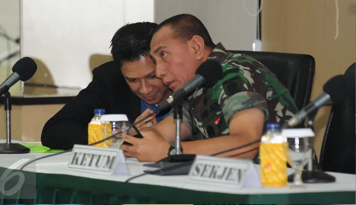 Ketua Umum PSSI, Edy Rahmayadi (kanan) berbincang dengan Waketum Iwan Budianto jelang memberi arahan kepada para wasit saat upacara pengucapan sumpah dan janji di Makostrad, Jakarta, Kamis (2/2). (Liputan6.com/Helmi Fithriansyah)