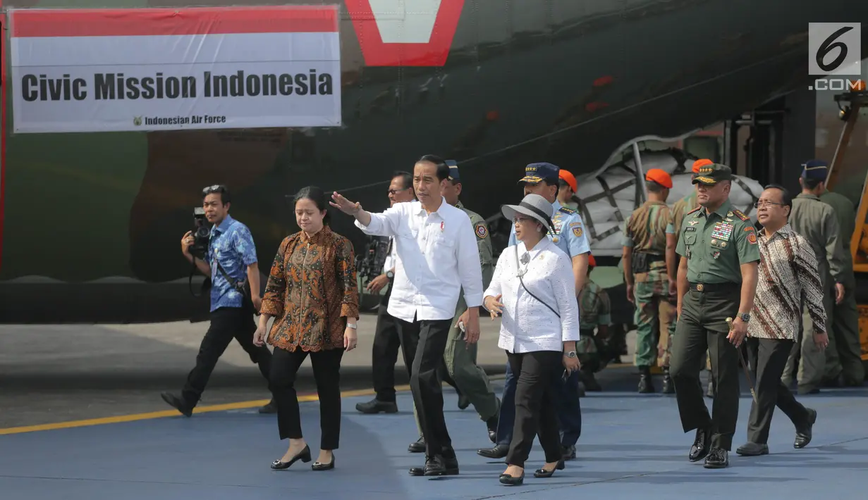 Presiden Jokowi berbincang dengan Menlu Retno Marsudi dan Menko PMK Puan Maharani sebelum melepas pengiriman bantuan untuk etnis Rohingya yang melarikan diri ke Bangladesh, di Lanud Halim Perdanakusuma, Jakarta, Rabu (13/9).  (Liputan6.com/Faizal Fanani)