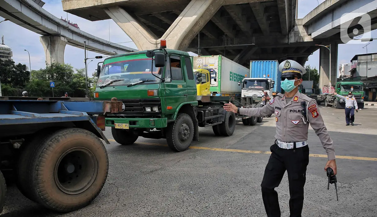 Polisi Lalu Lintas dan Dinas Perhubungan Daerah Khusus Jakarta melakukan pengaturan keluar masuk kendaraan truk kontainer di area Perempatan Pos IX Pelabuhan Tanjung Priok, Jakarta Utara, Jumat (18/4/2025). (Liputan6.com/Angga Yuniar)