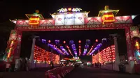Sebanyak 5000 lampion berwarna-warni terpasang di kawasan Pasar Gede, Solo untuk memeriahkan Tahun Baru Imlek 2575. (Liputan6.com/Fajar Abrori)