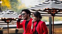 Fuji dan Thariq Halilintar serasi mengenakan jas couple warna merah (Foto: Instagram/@thariqhalilintar)