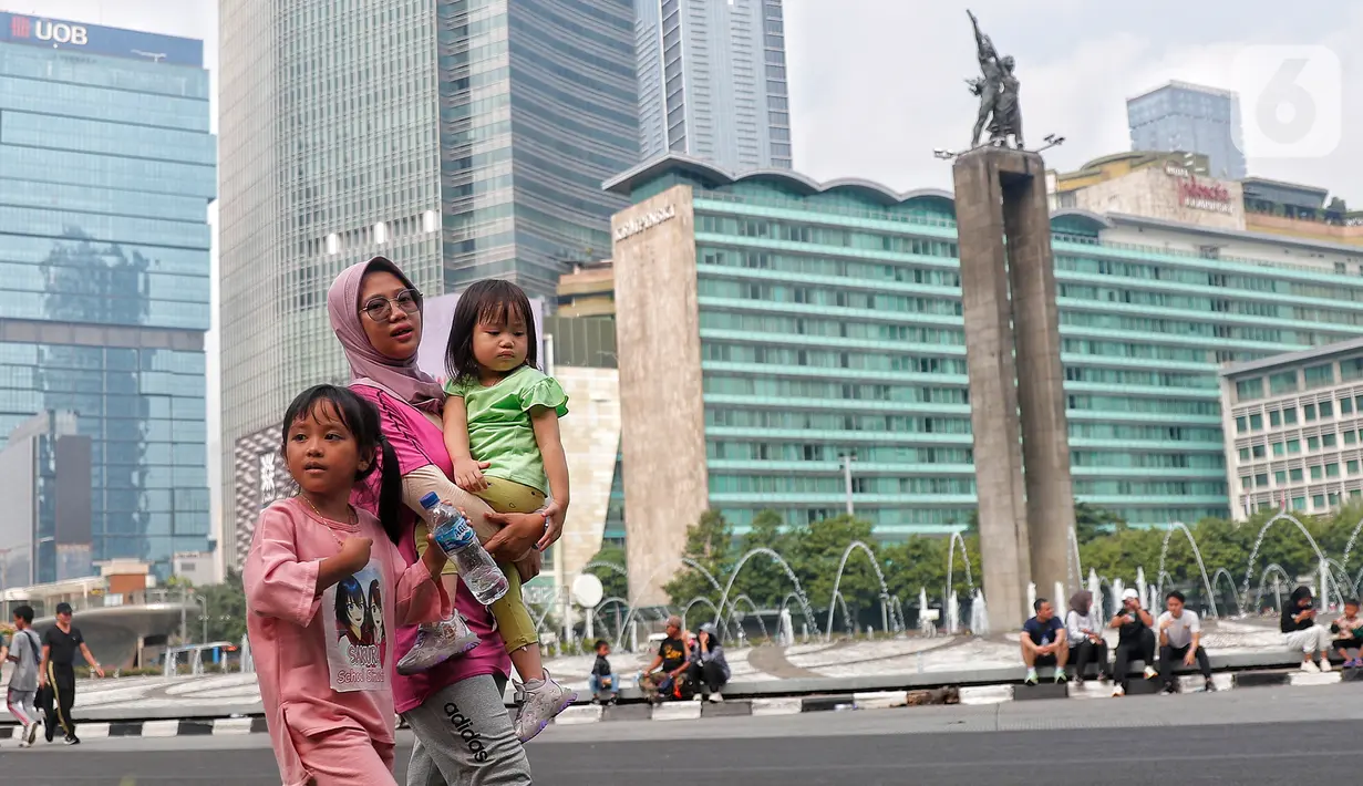 "Setelah tiga tahun lebih kita berjuang bersama menghadapi pandemi Covid-19, sejak hari ini, Rabu, 21 Juni 2023, pemerintah memutuskan untuk mencabut status pandemi dan kita mulai memasuki masa endemi," ujar Jokowi, Rabu. (Liputan6.com/Angga Yuniar)