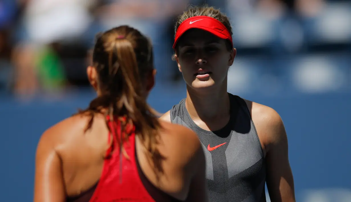 Petenis Kanada, Eugenie Bouchard bersalaman dengan petenis Rusia Evgeniya Rodina usai pertandingan di AS Terbuka 2017 di USTA Billie Jean King National Tennis Center, New York (30/8). Bouchard kalah 7-6 (2), 6-1. (AFP Photo/Eduardo Munoz Alvarez)