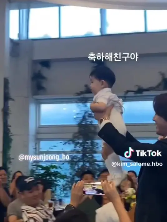 Para tamu undangan serentak mengangkat kamera ponsel tinggi-tinggi saat Kim Hyun Joong menunjukkan dengan bangga buah hatinya yang menggemaskan. (Foto: TikTok/ mysol_khj)