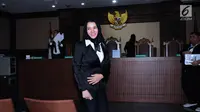 Bupati nonaktif Kutai Kartanegara, Rita Widyasari usai menjalani sidang perdana sebagai terdakwa di Pengadilan Tipikor, Jakarta, Rabu (21/2). Rita didakwa dalam dugaan suap pemberian izin lokasi perkebunan kelapa sawit. (Liputan6.com/Helmi Fithriansyah)