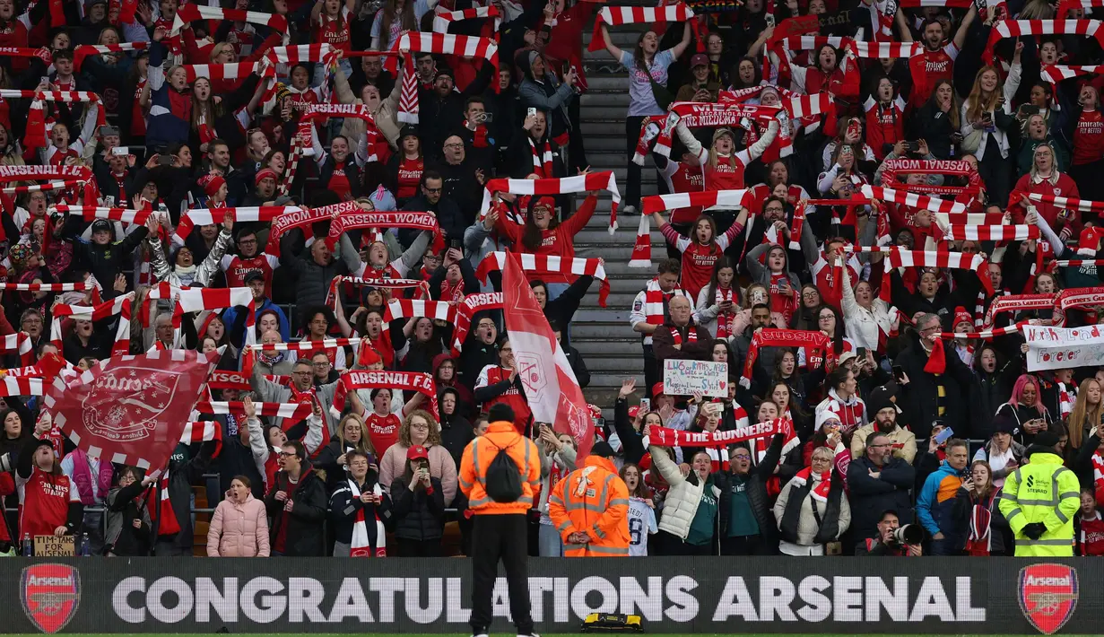 Para penggemar Arsenal merayakan gelar juara Piala Liga Wanita Inggris di Molineux, Wolverhampton, Inggris pada 31 Maret 2024. (Adrian DENNIS/AFP)