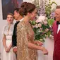 Kate Middleton berbicara dengan Daniel Craig saat menghadiri premier film sekuel James Bond 007, No Time To Die, di Royal Albert Hall, London barat, 28 September 2021. (dok. Chris Jackson / POOL / AFP)
