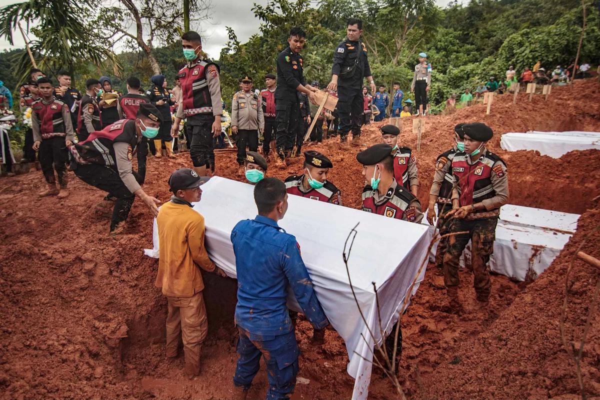 FOTO: 24 Korban Banjir Bandang yang Tak Teridentifikasi Dimakamkan Secara Massal di Padang
