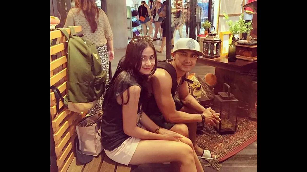 Foto-foto 'Mesra' Hengky Kurniawan dengan Aktris Sonya Fatmala