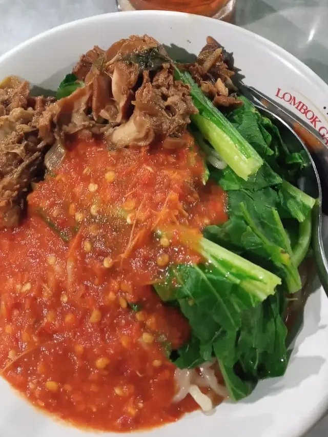 6 Momen Apes Ketumpahan Sambal saat Makan Ini Bikin Elus Dada