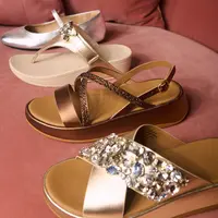 Dari kilauan mewah hingga minimalis elegan, berikut 5 rekomendasi sandal dan sepatu untuk Lebaran 2025! [Dok/FitFlop]