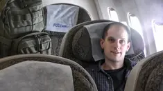 Dalam gambar yang diambil dari video yang disediakan oleh Dinas Keamanan Federal Rusia melalui RTR pada Kamis, 1 Agustus 2024, reporter Wall Street Journal Evan Gershkovich duduk di dalam pesawat di bandara di luar Moskow, Rusia. (Russian Federal Security Service/RTR via AP)