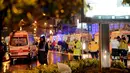 Mobil ambulan dan petugas medis bersiap untuk mengevakuasi korban penembakan di Istanbul, Turki (1/1). Akibat aksi penembakan brutal tersebut, 35 orang dilaporkan tewas sementara 40 lainnya terluka. (Ismail Coskun/Ihlas News Agency via Reuters)