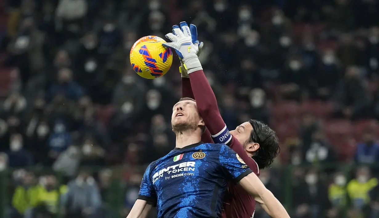 Penyerang Inter Milan, Edin Dzeko berebut bola dengan kiper Sassuolo,  Andrea Consigli selama pertandingan lanjutan Liga Serie A Italia di Stadion San Siro, di Milan, Italia, Senin (21/2/2022). Inter Milan kalah atas Sassuolo 0-2. (AP Photo/Antonio Calanni)