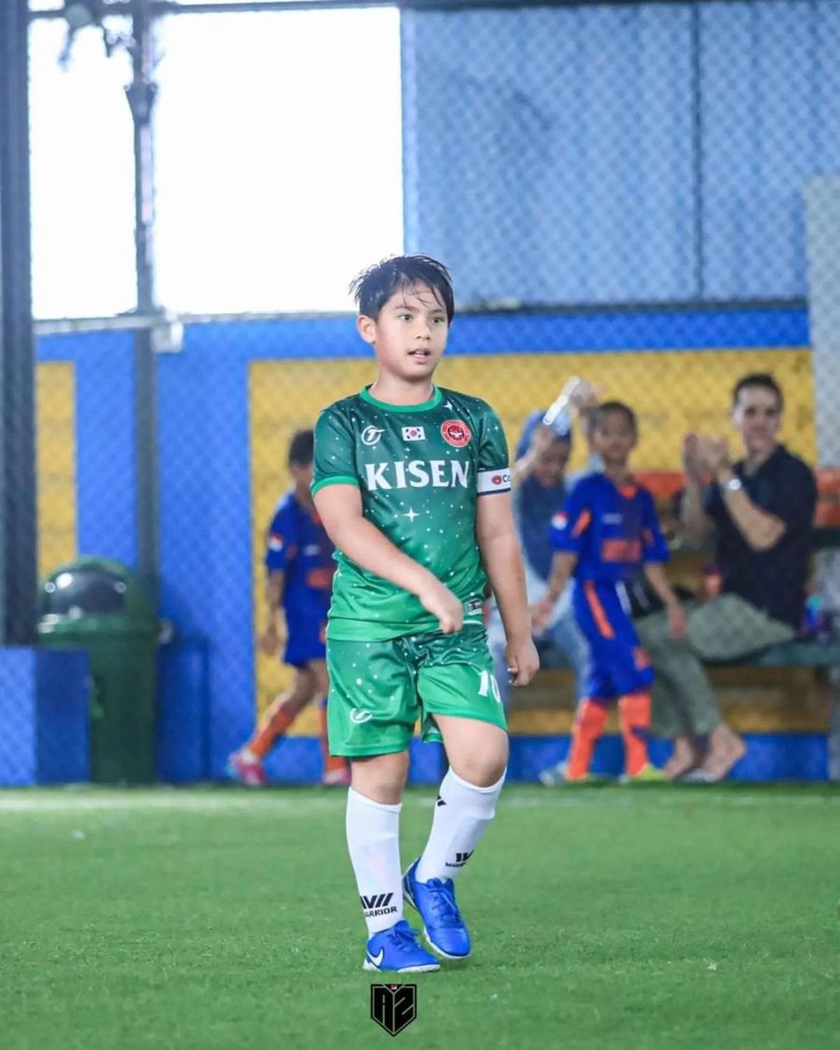 Judika melanjutkan, "Semangat latihannya anak papa. Jangan cengeng, disiplin latihannya dan terus bertumbuh. Semoga mimpimu jadi pemain Top Dunia jadi kenyataan."