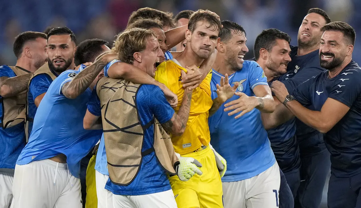 Kiper Lazio, Ivan Provedel (tengah) melakukan selebrasi setelah berhasil mencetak gol ke gawang Atletico Madrid pada laga Grup E Liga Champions 2023/2024 di Olympic Stadium, Roma, Italia, Rabu (20/09/2023) dini hari WIB. Lazio berhasil mengakhiri laga dengan skor 1-1. (AP Photo/Andrew Medichini)
