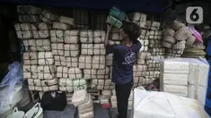 Pedagang menata wadah besek bambu di Kawasan Jatinegara, Jakarta, Rabu (6/7/2022). Jelang Idul Adha, penjualan besek untuk tempat daging kurban yang ramah lingkungan mengalami peningkatan. (Liputan6.com/Faizal Fanani)