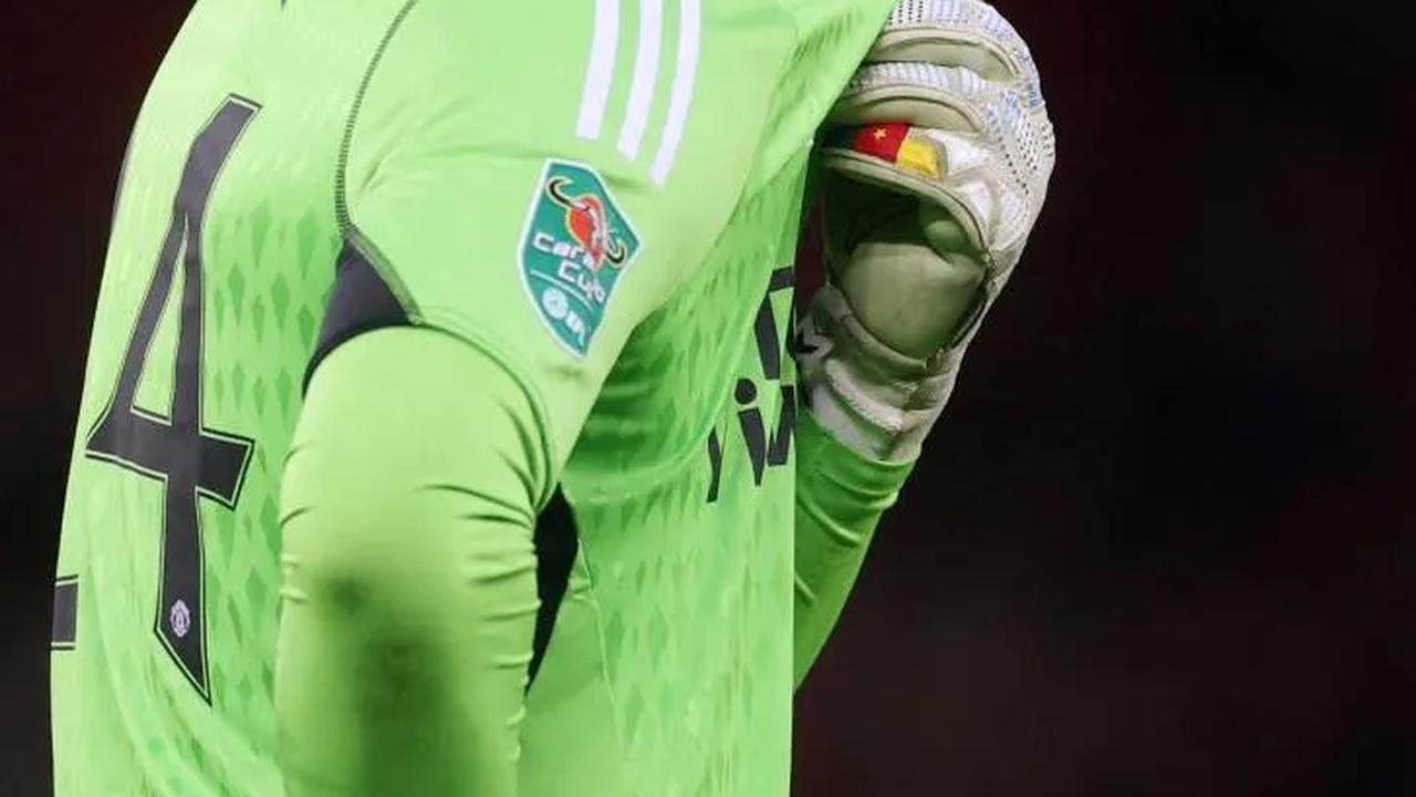 Begitu dengan sang kiper Manchester United, Andre Onana yang tampak sedih mengusap wajah dengan jerseynya.