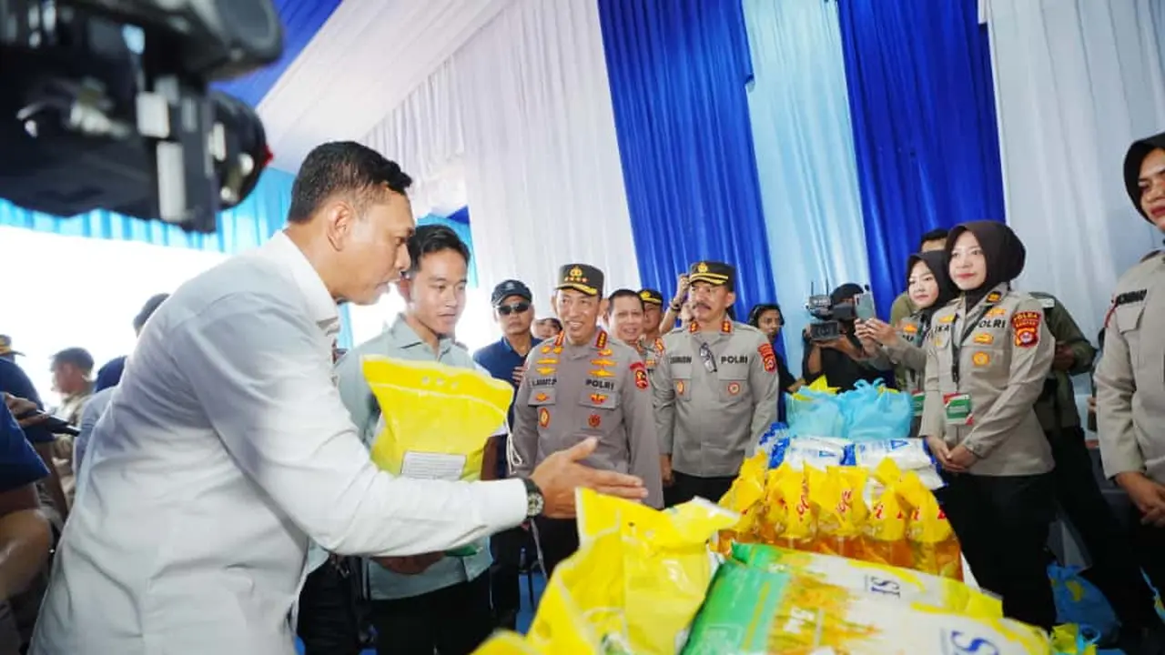 Wakil Presiden Gibran Rakabuming Raka dan Kapolri Jenderal Listyo Sigit Prabowo memantau kegiatan Gerakan Pangan Murah (GPM) di Desa Bantar Panjang, Tigaraksa, Kabupaten Tangerang, Banten, Rabu (8/10/2025) (Istimewa)