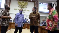 Ketua Baleg DPR Supratman Andi Agtas berbincang saat rapat kerja dengan perwakilan pemerintah di Kompleks Parlemen Senayan, Jakarta, Selasa (20/5/2020). Raker membahas lebih lanjut rancangan undang-undang Cipta Kerja dengan Kementerian Koperasi dan Usaha Kecil dan Menengah (Liputan6.com/Johan Tallo)