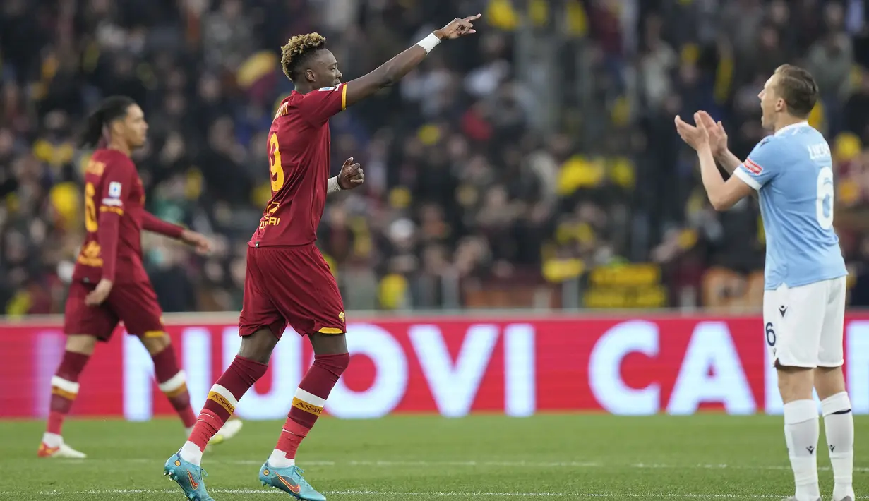 Gol pertama Tammy Abraham dalam laga tersebut yang dicetak di detik ke-56 menjadi gol tercepat dalam sejarah Derby della Capitale di Serie A. (AP/Andrew Medichini)